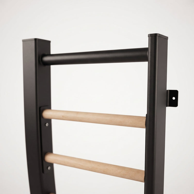 Detail des oberen Rahmenabschlusses der TWHEELS Sprossenwand in der Standard-Version mit Buchensprossen und Wandhalterung.