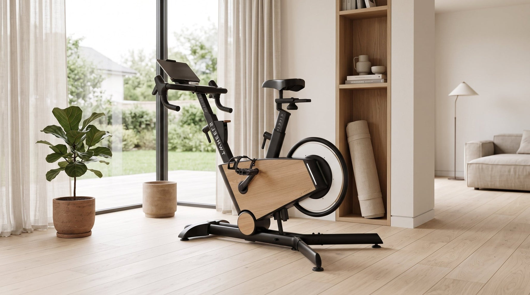 TWHEELS Indoor Bike aus Eichenholz in einem hellen Wohnzimmer-Home-Gym