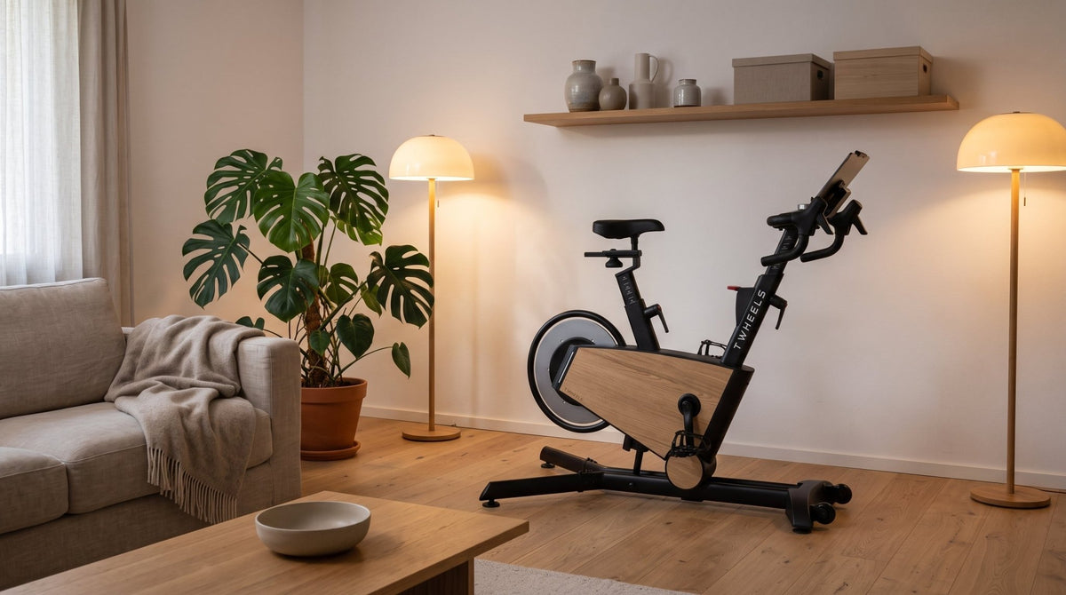 Indoor Bike aus Eichenholz im Wohnzimmer neben Bücherregal und Stehlampe im Abendlicht