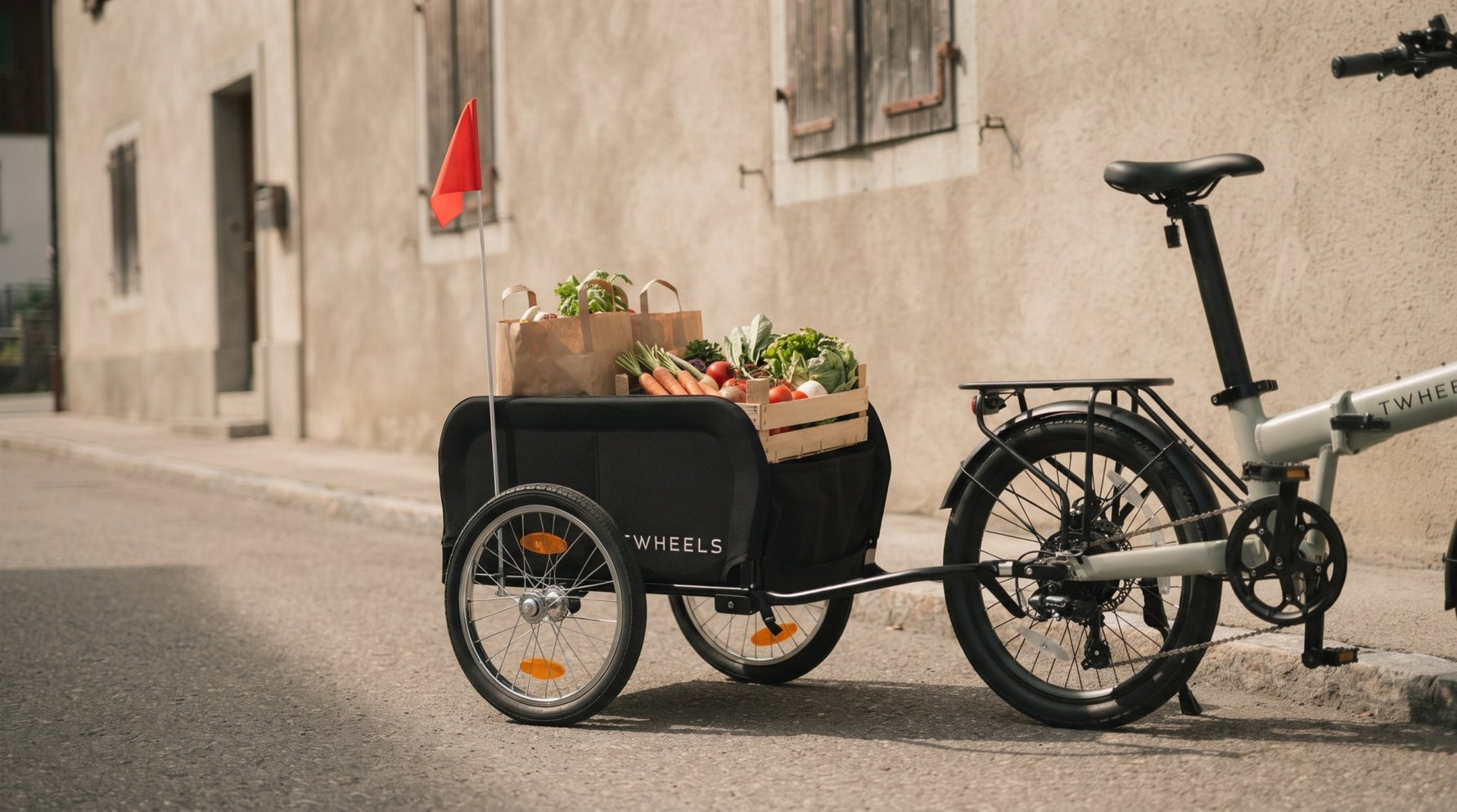 TWHEELS Veloanhänger mit Einkauf beladen, angekuppelt am E-Bike City Faltrad