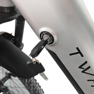 Abschliessbarer Akku im silbernen Unterrohr des TWHEELS E-Mountain Bike.
