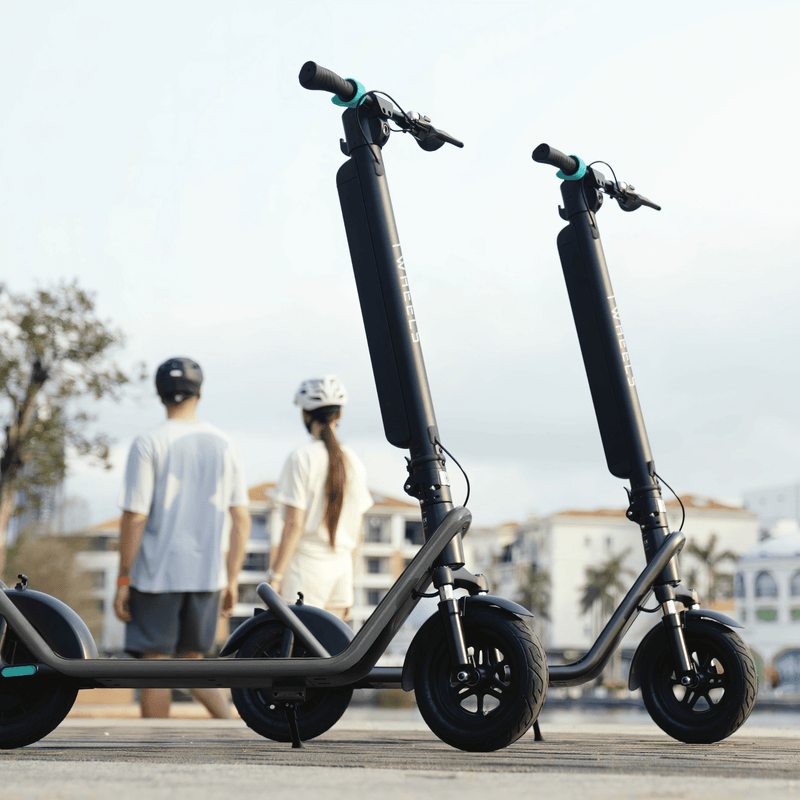 TWHEELS E-Scooter Lite in Schwarz, Trittbrett und Vorderrad, Detailansicht.