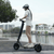 TWHEELS E-Scooter Lite in Schwarz, Seitenansicht des Elektro-Scooters.