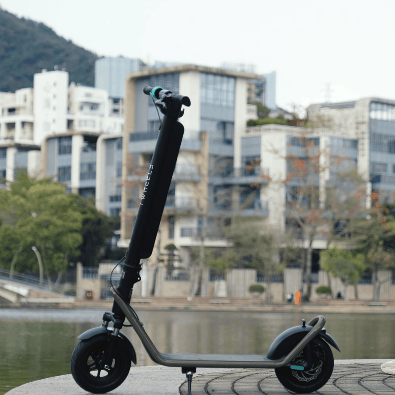 TWHEELS E-Scooter Lite in Schwarz, LED-Scheinwerfer und Bremse, Detailansicht.