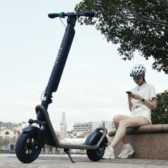 TWHEELS E-Scooter Lite in Schwarz, Hinterrad und Bremse, Detailansicht.