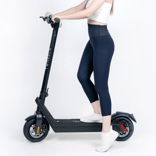 TWHEELS E-Scooter Pro in Schwarz, LED-Beleuchtung und Scheibenbremse, Detailansicht.