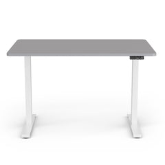 Elektrisch höhenverstellbarer TWHEELS Schreibtisch mit heller Platte und schwarzem Gestell.