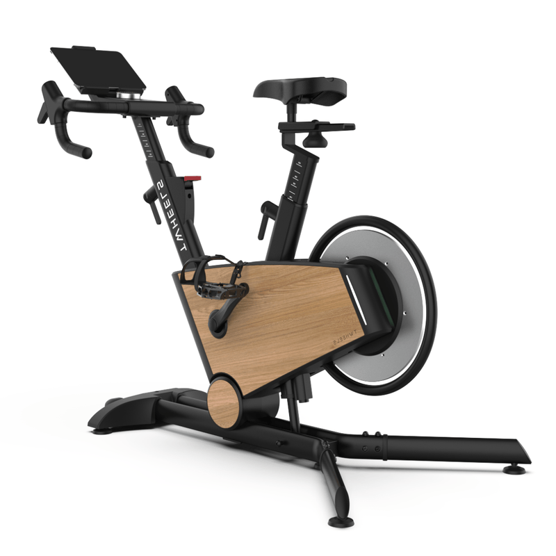 TWHEELS Indoor Bike aus Eichenholz mit schwarzem Sattel, Lenker und SmartNob-Display.