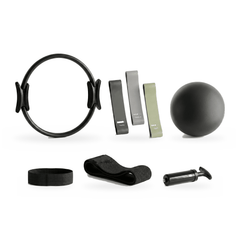 TWHEELS Pilates Essential Komplett-Set mit allen sechs Teilen: Pilates-Ring, drei Widerstandsbänder, Gymnastikball, Hüftband, Loop-Band und Pumpe auf weissem Hintergrund