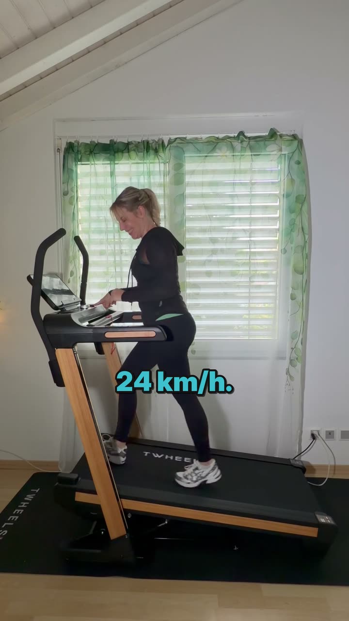 Video: Ronja packt das TWHEELS Pro Laufband aus, baut es auf und testet Steigung und Tempo