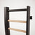 Detail des oberen Rahmenabschlusses der TWHEELS Sprossenwand in der Standard-Version mit Buchensprossen und Wandhalterung.