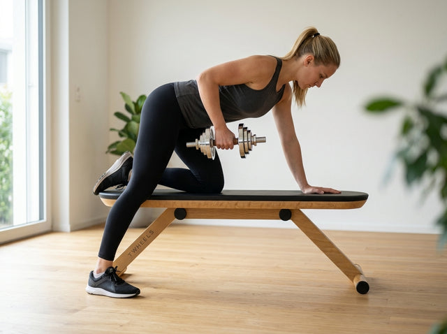 Einarmiges Kurzhantel-Rudern auf dem Hantelbank aus Eichenholz – TWHEELS