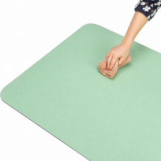 Grüne TWHEELS Yogamatte: Reinigung mit feuchtem Tuch